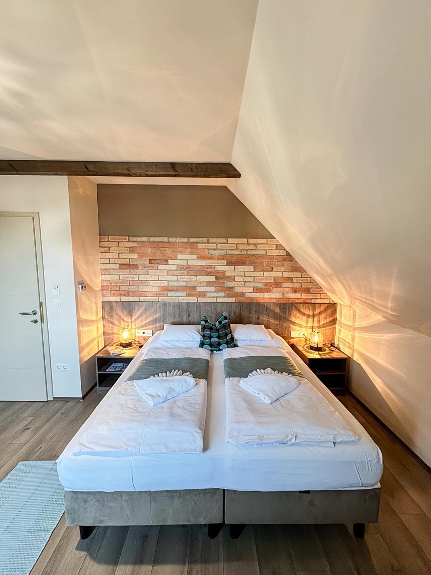 Dreko Panzio & Borbisztro Bed & Breakfast Győrújbarát Exterior foto